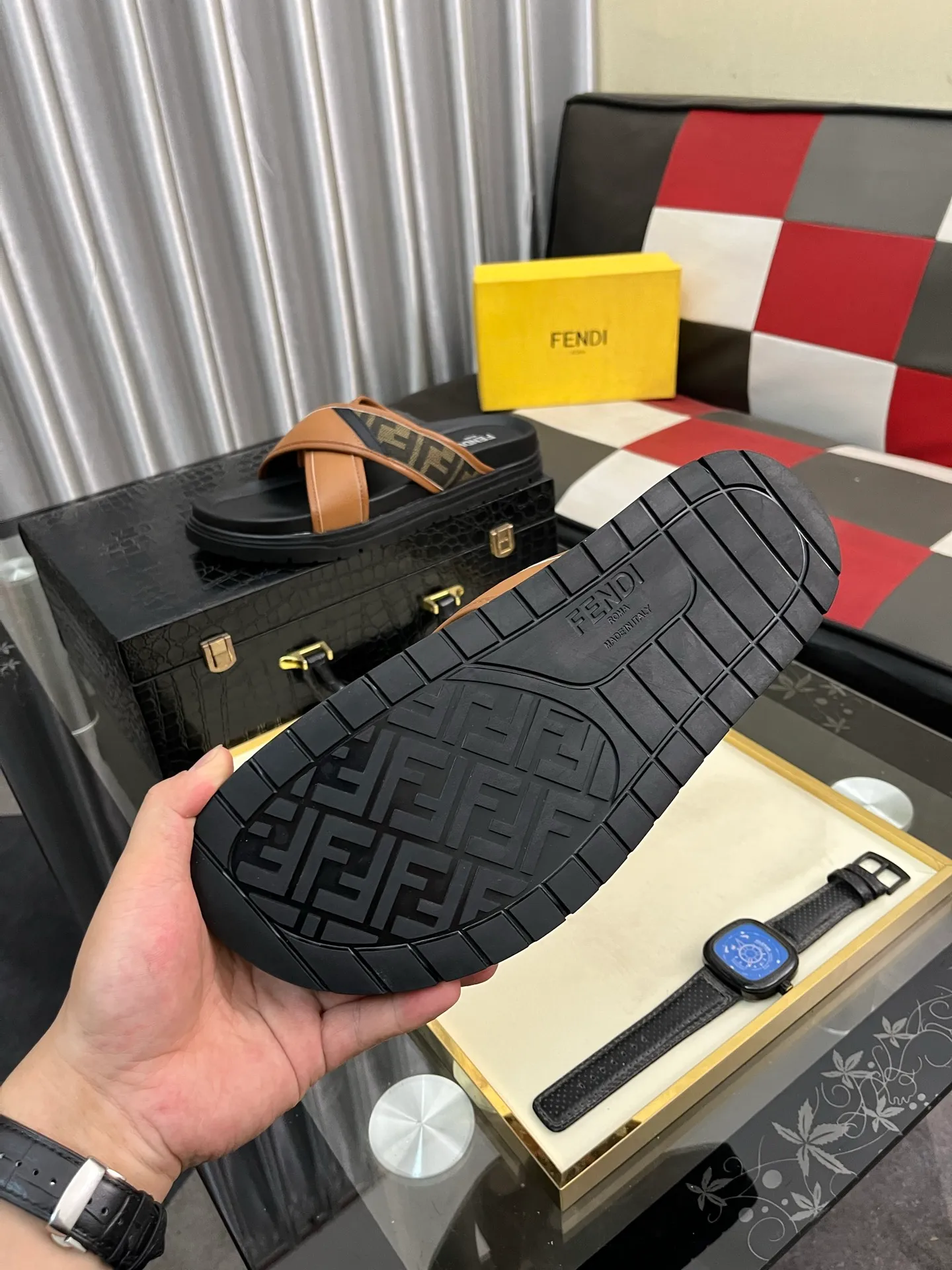 Men's men's shoes💰320⌚️⌚️FENDI Fendi slippers and sandals are shipped💄How can this summer be without the blessing of little monsters💄Original imported special hardware decorative pattern➕Original private model outsole! Details determine success or failure, good quality is not afraid of magnifying details! It feels super comfortable on your feet! This summer you need a pair of trendy, cool and comfortable sandals👣 Standard size: 38-443️⃣Colors available